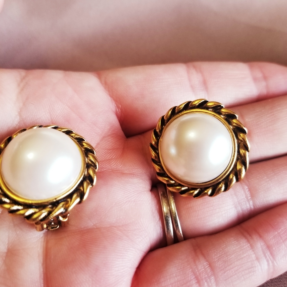 3/$20🌻Costume pearl clip on earrings